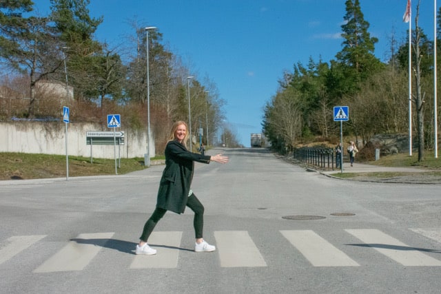 Maria Reed går över ett övergångsställe